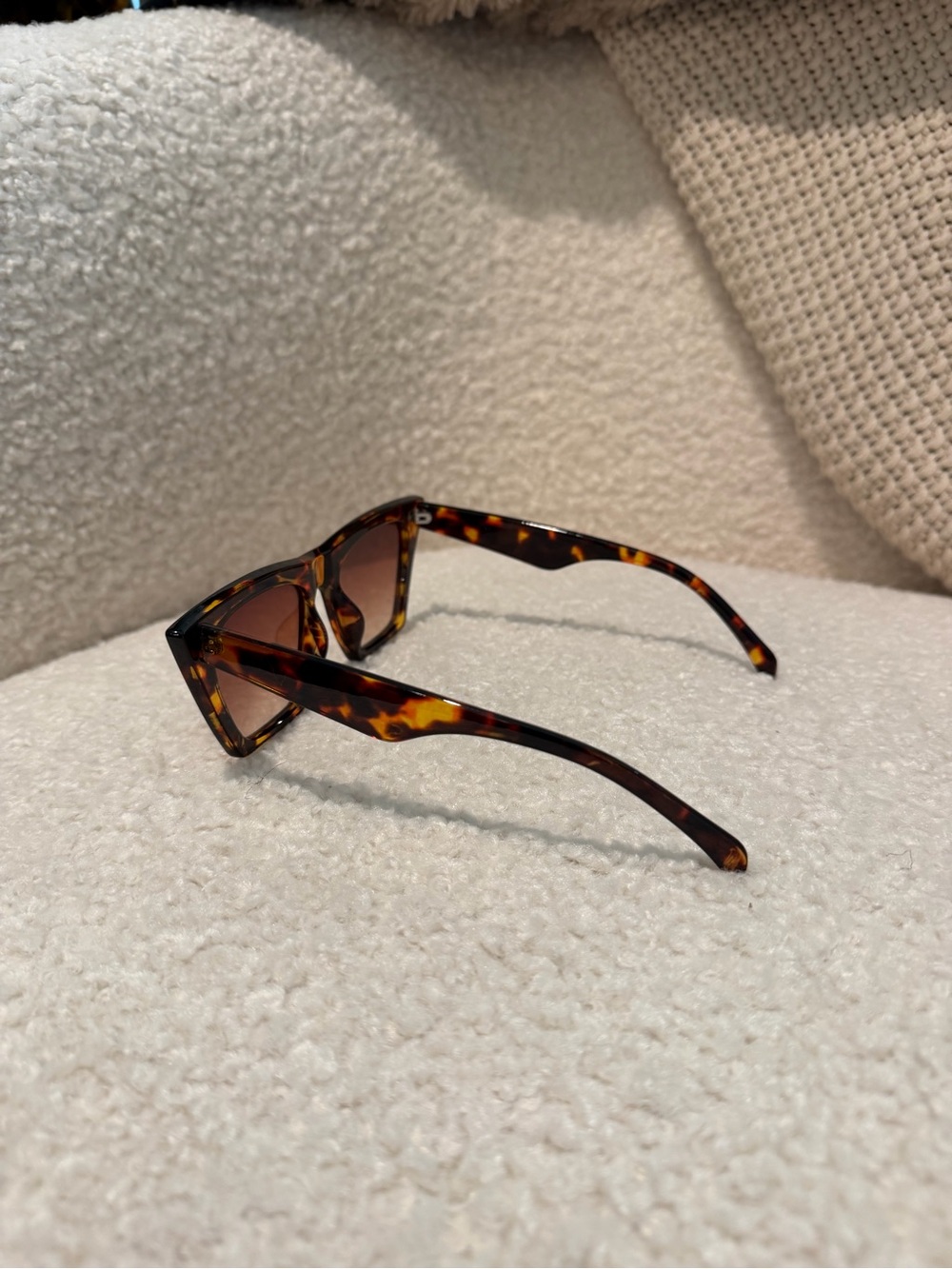 Tortoiseshell Oversized Cat-Eye Sunglasses with Brown Gradient Lenses - Picture 4 of 5